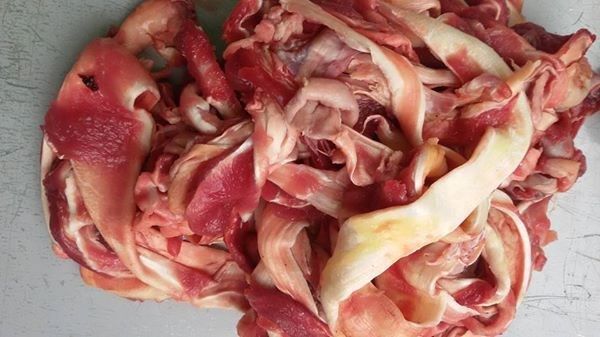 Th&aacute;i g&acirc;n b&ograve; th&agrave;nh miếng vừa ăn rồi ướp với &iacute;t bột n&ecirc;m cho ngấm