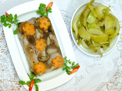 Thịt đ&ocirc;ng ăn k&egrave;m với dưa muối, h&agrave;nh muối rất ngon