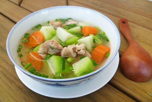 Đun tr&ecirc;n bếp đến khi c&aacute;c nguy&ecirc;n liệu ch&iacute;n nhừ th&igrave; tắt bếp