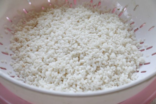 Gạo nếp ng&acirc;m để cho r&aacute;o trộn c&ugrave;ng với ng&ocirc; đ&atilde; t&aacute;ch hạt