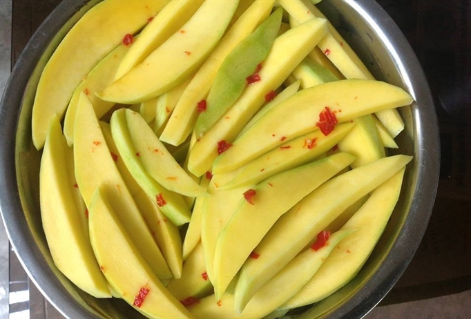 Xo&agrave;i trộn c&ugrave;ng đường, ớt cho tan đều v&agrave; ngấm gia vị