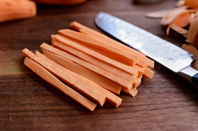 Đầu ti&ecirc;n, th&aacute;i khoai lang th&agrave;nh những que d&agrave;i, đều nhau