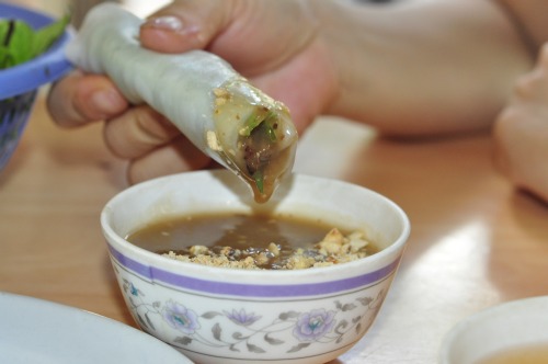 Phở cuốn với c&aacute;ch pha nước chấm ngon, độc đ&aacute;o