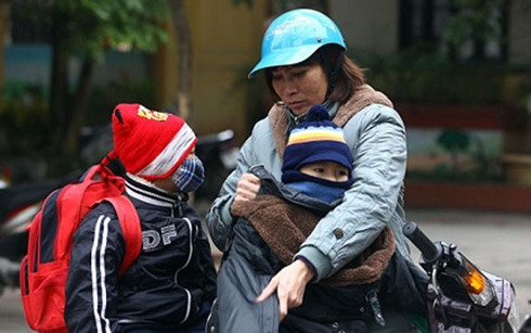 Mặc ấm, hạn chế ra ngo&agrave;i l&agrave; c&aacute;ch ph&ograve;ng bệnh cho trẻ tốt nhất đợt r&eacute;t đậm r&eacute;t hại n&agrave;y