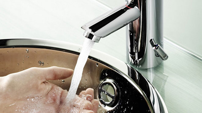 C&aacute;ch trị bỏng đơn giản m&agrave; hiệu quả l&agrave; rửa vết bỏng dưới v&ograve;i nước lạnh