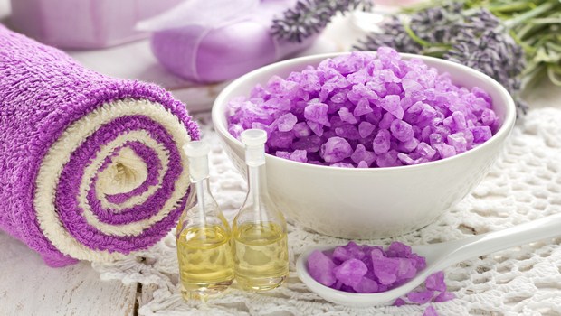 Tinh dầu hoa oải hương c&oacute; t&iacute;nh chất s&aacute;t tr&ugrave;ng l&agrave;m giảm những vết sẹo