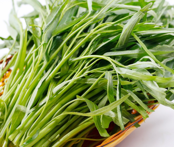 Chọn rau muống cọng nhỏ gi&uacute;p m&oacute;n rau muống x&agrave;o tỏi th&ecirc;m ngon hơn