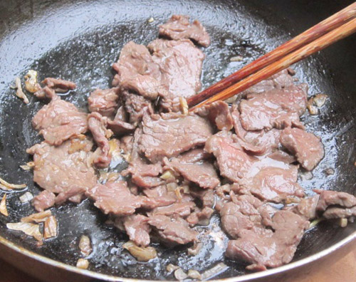 Để thịt b&ograve; nhanh mềm, thơm ngon n&ecirc;n x&agrave;o nhanh tr&ecirc;n lửa to