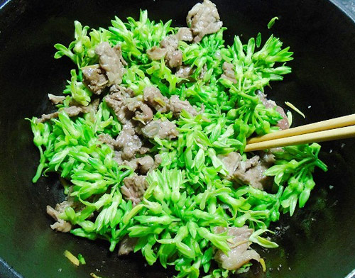 M&oacute;n thịt b&ograve; x&agrave;o hoa thi&ecirc;n l&yacute; thơm ngon, hấp dẫn cả nh&agrave;