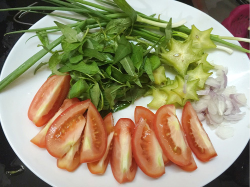 C&aacute;c nguy&ecirc;n liệu trong m&oacute;n canh hến nấu chua