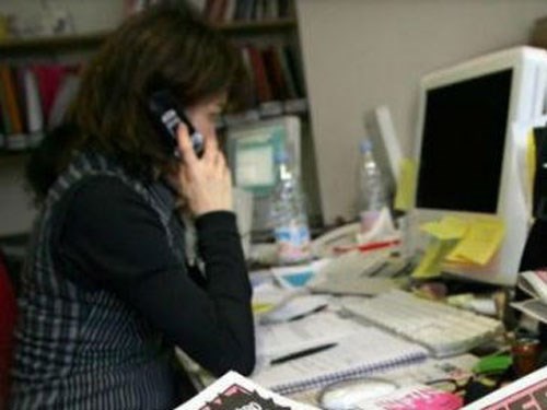 Tin tức mới cập nhật 24h ng&agrave;y 2/2/2015 cho biết tạp ch&iacute; tr&agrave;o ph&uacute;ng Charlie Hebdo tạm ngừng xuất bản