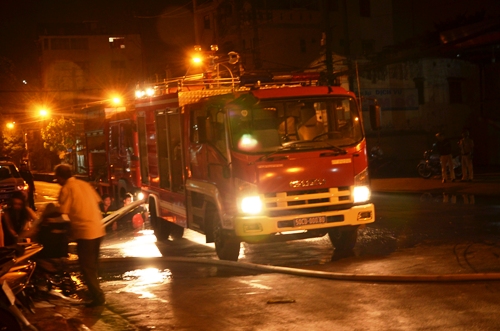Tin tức mới cập nhật 24h ng&agrave;y 5/3/2015 đưa tin 4 người may mắn tho&aacute;t nạn trong vụ ch&aacute;y lớn ở TPHCM