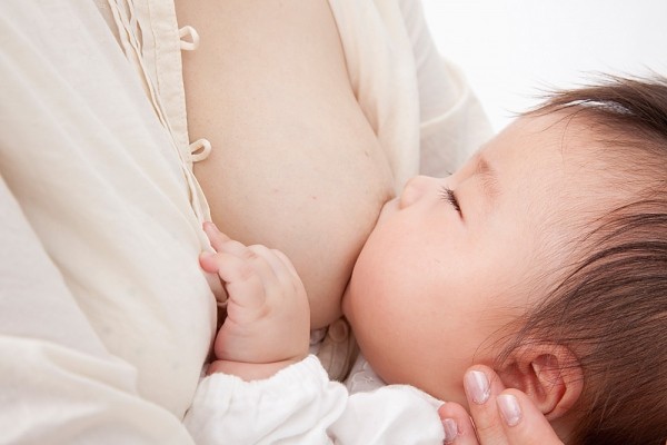 Chế độ dinh dưỡng ph&ugrave; hợp với trẻ nhỏ bị sốt l&agrave; cho b&uacute; ho&agrave;n to&agrave;n bằng sữa mẹ