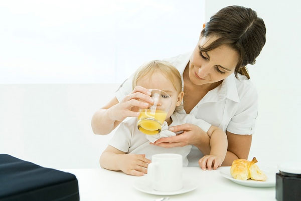 Bổ sung th&ecirc;m nước hoa quả tươi v&agrave;o chế độ dinh dưỡng khi trẻ bị sốt