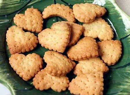 Ăn b&aacute;nh quy kh&ocirc; gi&uacute;p giảm lượng nước bọt v&agrave; dịch dạ d&agrave;y