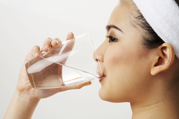Uống nước đ&uacute;ng c&aacute;ch v&agrave; uống đủ nước gi&uacute;p cơ thể tr&aacute;nh c&aacute;c bệnh như t&aacute;o b&oacute;n, sỏi thận