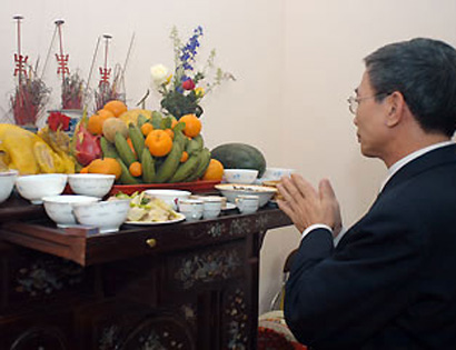 Cúng cô hồn và gia tiên ngày rằm tháng 7 là một tín ngưỡng truyền thống của người Việt Cúng cô hồn và gia tiên ngày rằm tháng 7 là một tín ngưỡng truyền thống của người Việt