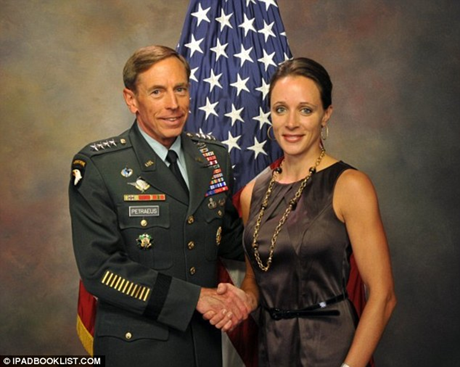 Cựu gi&aacute;m đốc CIA David Petraeus v&agrave; nh&acirc;n t&igrave;nh Paula Braodwell