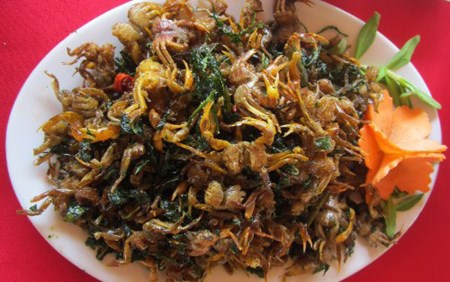 Cua đồng rang l&aacute; lốt l&agrave; m&oacute;n ăn d&acirc;n gi&atilde;, đặc sản Ninh B&igrave;nh