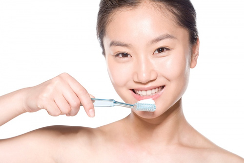 Một trong những sai lầm khi đ&aacute;nh răng mọi người hay mắc phải l&agrave; đ&aacute;nh răng qu&aacute; nhanh