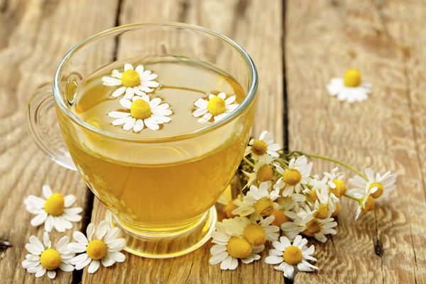 Uống c&aacute;c loại tr&agrave; thảo mộc cũng c&oacute; t&aacute;c dụng giảm đau bụng kinh rất tốt