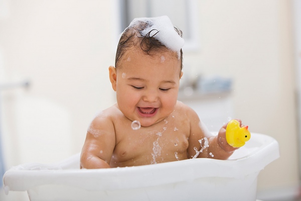 Chất tạo bọt SLS c&oacute; trong dầu gội đầu g&acirc;y đục thủy tinh thể v&agrave; c&oacute; hại đối với sự ph&aacute;t triển mắt của trẻ