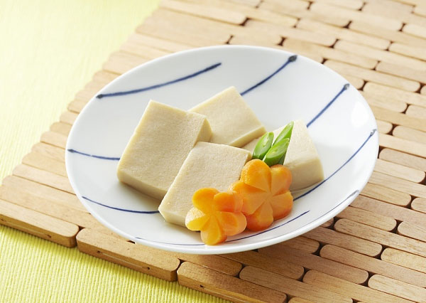 Trong đậu phụ c&oacute; nhiều isoflavone gi&uacute;p ngăn ngừa bệnh lo&atilde;ng xương