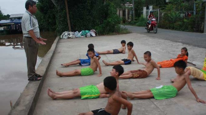 Tin tức mới cập nhật 24h ng&agrave;y 30/11: Thầy gi&aacute;o L&ecirc; Trung Sứng nhận thư khen với 16 năm tận tụy dạy trẻ tập bơi miễn ph&iacute;