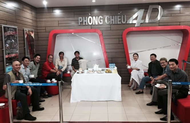 Diễn vi&ecirc;n V&acirc;n Trang c&ugrave;ng ban gi&aacute;m khảo Li&ecirc;n hoan phim Việt Nam 2015