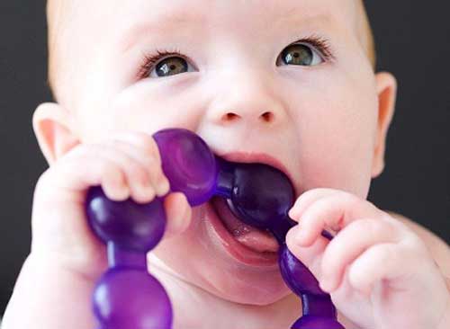 Một số đồ chơi cho b&eacute; như đồ ngậm nướu cho trẻ mọc răng chứa 13Win21 con - Tri ân hội viên mỗi tháng 2000 tỷ g&acirc;y rối loạn nội tiết
