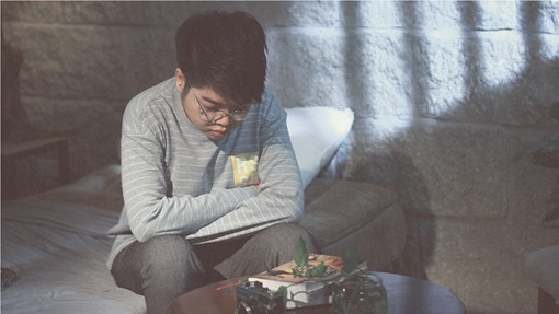 Đức Ph&uacute;c buồn b&atilde;, c&ocirc; đơn, hụt hẫng trong MV 'Chỉ một c&acirc;u' 