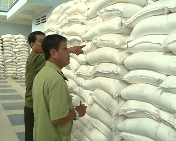 C&ocirc;ng an TP Cần Thơ ph&aacute;t hiện kho đường kh&ocirc;ng r&otilde; nguồn gốc l&ecirc;n đến 100 tấn