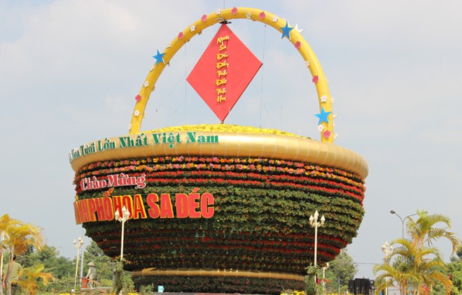 Giỏ hoa kỷ lục Việt Nam tại C&ocirc;ng vi&ecirc;n Sa Đ&eacute;c - Đồng Th&aacute;p
