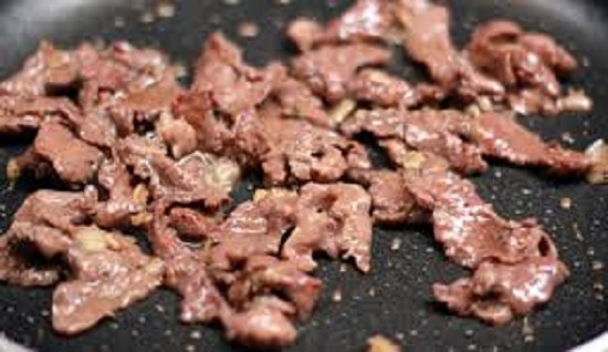 X&agrave;o thịt b&ograve; nhanh tay v&agrave; ch&iacute;n tới để chuẩn bị trộn gỏi