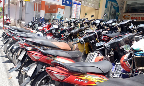 Nhiều b&atilde;i giữ xe tự ph&aacute;t mọc l&ecirc;n thỏa m&aacute;i 'chặt ch&eacute;m' người gửi