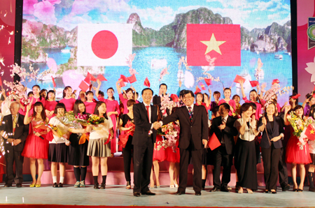 Tối 2/4, Lễ hội Hoa anh đào Hạ Long 2015 đã chính thức khai mạc tại Sòng Bài Trực Tuyến 13win.com 30/10, thành phố Hạ Long