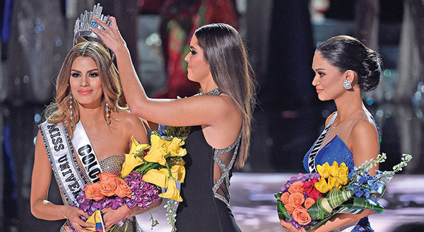 Hoa hậu Colombia với sự cố trao nhầm vương miện Hoa hậu Ho&agrave;n vũ 2015