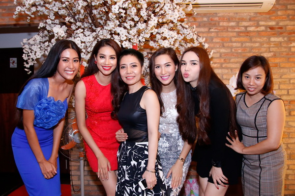 Hoa hậu Phạm Hương mở tiệc gửi lời cảm ơn đến người th&acirc;n, bạn b&egrave;
