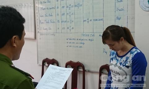 T&uacute; Anh nghe đọc quyết định khởi tố
