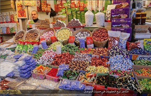 Những gian h&agrave;ng bắt mắt trong một khu chợ của Mosul