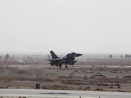 Chiếc m&aacute;y bay chiến đấu cất c&aacute;nh kh&ocirc;ng k&iacute;ch IS từ Raqqa, Syria 