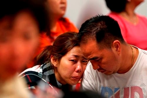 Người th&acirc;n của h&agrave;nh kh&aacute;ch tr&ecirc;n chuyến bay AirAsia mong mỏi chờ th&ocirc;ng tin t&igrave;m kiếm