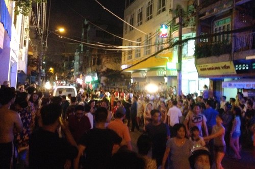 Rất đ&ocirc;ng người hiếu kỳ tập trung theo d&otilde;i vụ việc