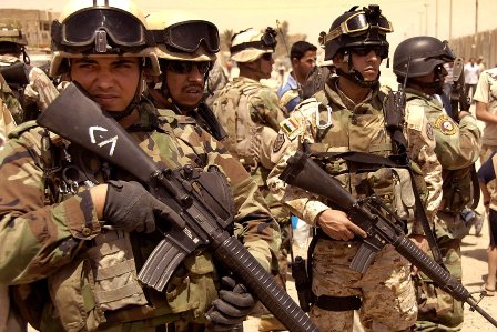 Binh sỹ qu&acirc;n đội Iraq tại cuộc họp về chiến lược chống phiến qu&acirc;n IS ở căn cứ Al-Asad