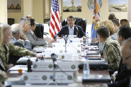 T&acirc;n Bộ trưởng Quốc ph&ograve;ng Mỹ Ashton Carter chủ tr&igrave; cuộc họp an ninh tại căn cứ qu&acirc;n sự Arifjan, Kuwait h&ocirc;m qua