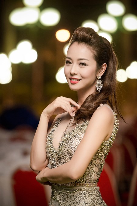 Bộ đầm &ocirc;m s&aacute;t t&ocirc;n đường cong quyến rũ của Hoa hậu Jennifer Phạm