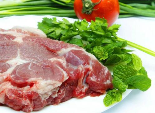 Trước khi chế biến, n&ecirc;n luộc qua thịt lợn để khử m&ugrave;i h&ocirc;i