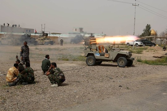 C&aacute;c tay s&uacute;ng người Shiite bắn rốc k&eacute;t chống lại IS tại TP Tikrit