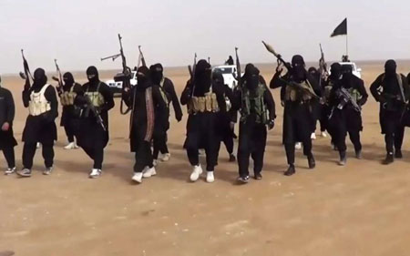 C&aacute;c tay s&uacute;ng IS tr&ecirc;n sa mạc tại Iraq