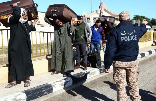 Lo sợ bị khủng bố IS chặt đầu, h&agrave;ng ng&agrave;n người Ai Cập trốn khỏi Libya